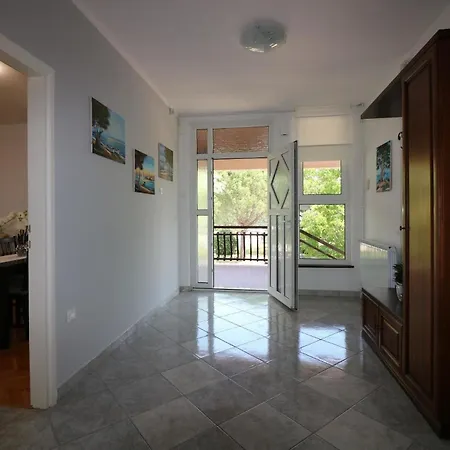 In Vrvari Mit Grossem Gemeinschaftlichem Pool Διαμέρισμα