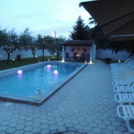 In Vrvari Mit Grossem Gemeinschaftlichem Pool