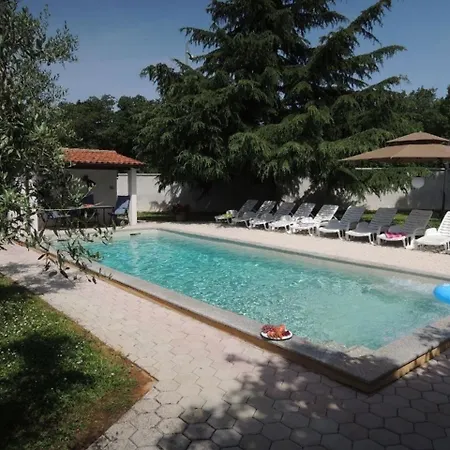 In Vrvari Mit Grossem Gemeinschaftlichem Pool 波雷奇
